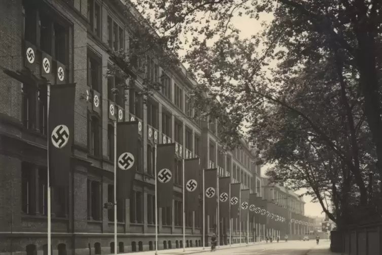 Der Chemiekonzern zeigt Flagge: das Hauptverwaltungsgeb&auml;ude 1938. 