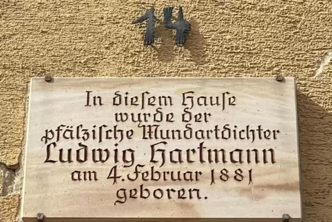 In der Kutschergasse: die Gedenktafel für den Dichter.