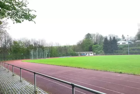  Oberstufenschüler der IGS Waldfischbach-Burgalben müssen für Leichtathletik-Unterricht künftig zur Kreissportanlage oberhalb de