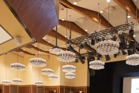 Haben ausgedient: Die alten Kronleuchter im CCR werden durch neue ersetzt, die weniger Strom verbrauchen. 