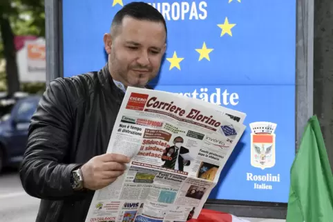  Giuseppe Gennaro verfolgt auch in der Pfalz die regionalen Nachrichten in der Zeitung Corriere Elorino. 