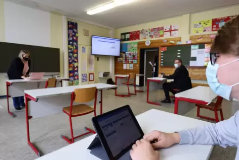 Bald digitaler Schulalltag in allen Klassen: Julian Kölsch arbeitet am I-Pad, die Lehrer nutzen Laptop und den großen Bildschirm