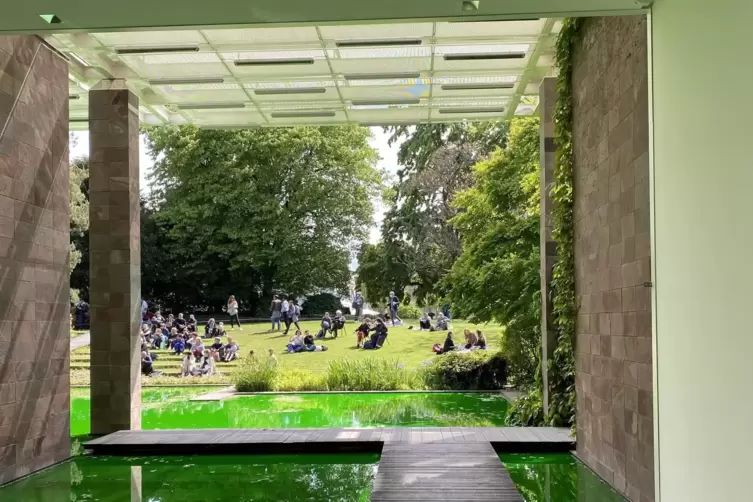 Drinnen Wasserwelt, darau&szlig;en Freilichttheater. 