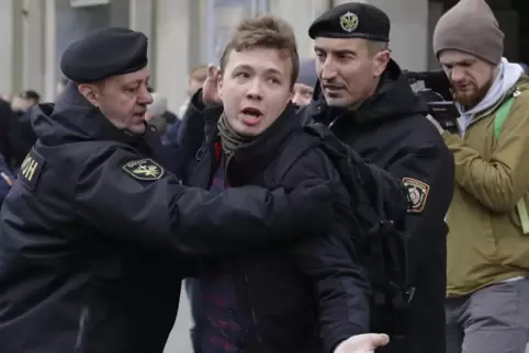 Auf dem Minsker Flughafen verhaftet: Roman Protassewitsch, der hier von belarussischen Polizisten im März 2017 in Minsk festgeno