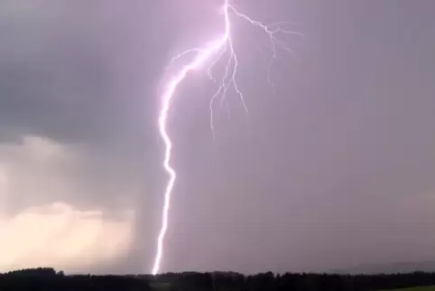 Wind mit teils kräftigen Schauern und einzelnen Gewittern: Das erwartet die Menschen am Dienstag in Rheinland-Pfalz. 