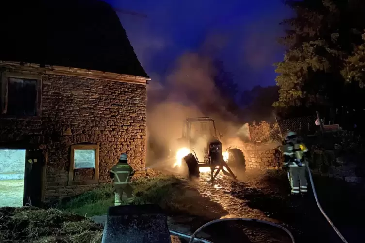 Die Feuerwehr der Verbandsgemeinde Otterbach-Otterberg konnte den Traktor löschen und ein Übergreifen der Flammen auf die Scheun