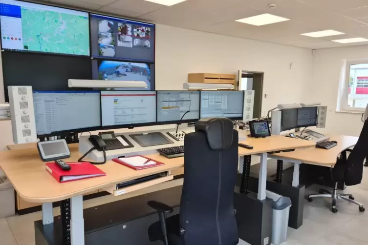 Modern ausgestattete Arbeitspl&auml;tze in der umgebauten Einsatzzentrale.