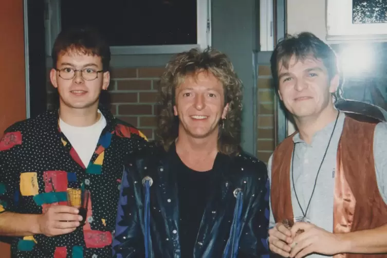 Die Macher der Hauensteiner Konzerte Christof Feith (links) und Jürgen Sauer (rechts) mit Alan Barton, dem Frontman von Smokie.