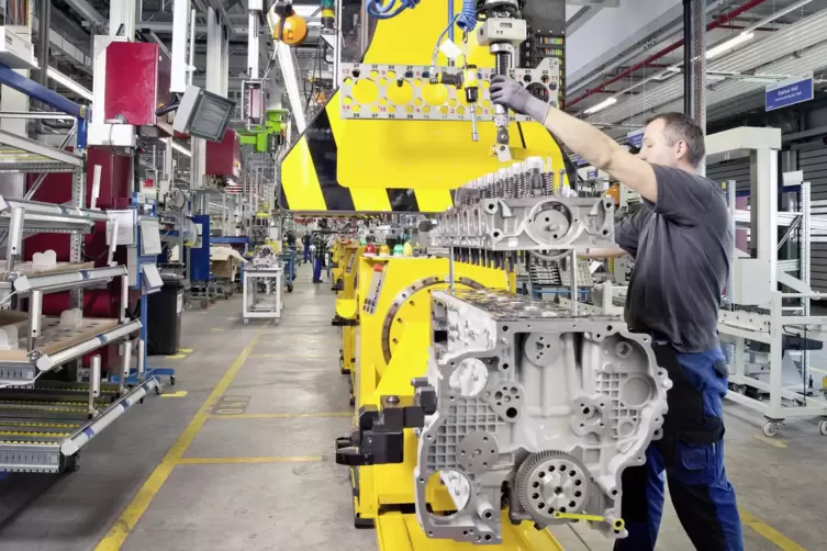 Produktion eines Lkw-Motors im Mercedes-Benz-Werk Mannheim.