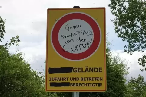 Der Vandalismus am Silbersee geht weiter. Dieses Schild hat jemand beschmiert, der sauer auf den Seeeigentümer Willersinn ist. 