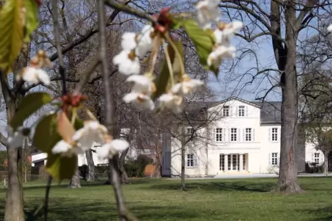 Das Schlösschen im Park wurde 1825 bis 1830 auf Initiative der Gräfin Friederike Waldner von Freudenstein gebaut.