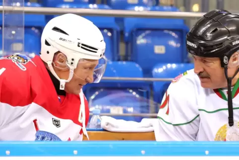 Alexander Lukaschenko (rechts) und Wladimir Putin im Februar 2019 am Rande eines gemeinsamen Eishockeyspiels in der Schaiba-Eisa