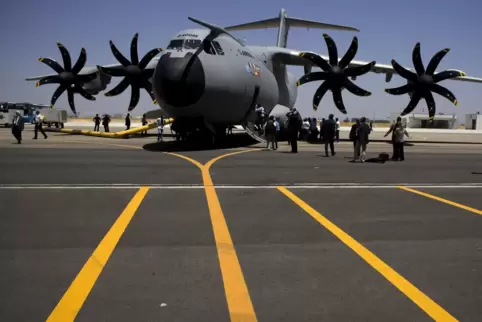 So sieht der militärische Airbus A400 aus: Die vier Propeller sind markant. 