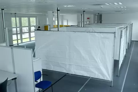 „Bei den Impfkabinen haben wir uns für das Modell Bauzaun entschieden“, sagt Engineering-Betriebsratsvorsitzender Volker Weis (g „Bei den Impfkabinen haben wir uns für das Modell Bauzaun entschieden“, sagt Engineering-Betriebsratsvorsitzender Volker Weis (g