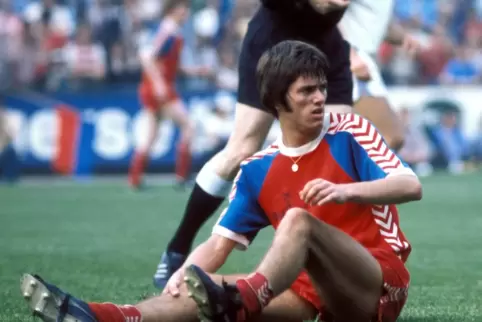 Der junge Friedhelm Funkel als Spieler von Bayer Uerdingen 1975 im zweiten Bundesliga-Aufstiegsspiel gegen den FKP. 