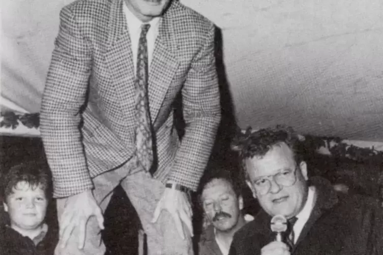 Hans-Peter Briegel 1988. Am Mikro Theo Kautzmann, Geschäftsführer des Vereins Südliche Weinstraße. 