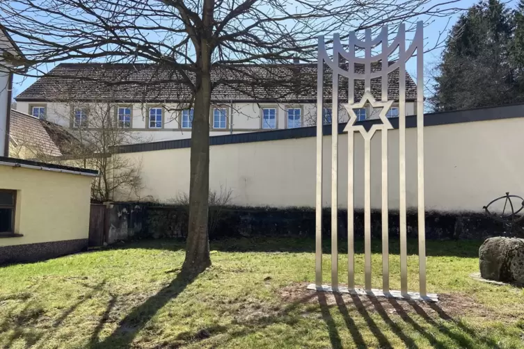 Eine Skulptur von Gottfried Bräunling versinnbildlicht die jüdische Tradition in Steinbach. Ein Film soll das christlich-jüdisch
