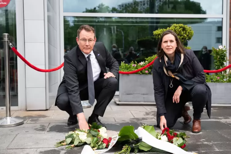 BASF-Standortleiter Michael Heinz und Monika Kleinschnitger verlegten die „Stolperschwelle“.