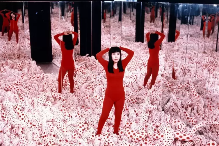 Selbstbespiegelungen mit gepunkteten Schlangen: Yayoi Kusama, ihrer Zeit sehr weit voraus.