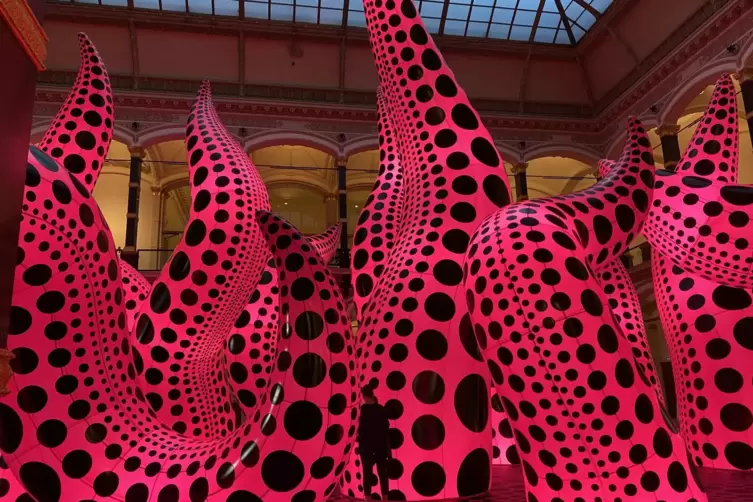 tentakelgleich: Skulptur im Gropiusbau. 