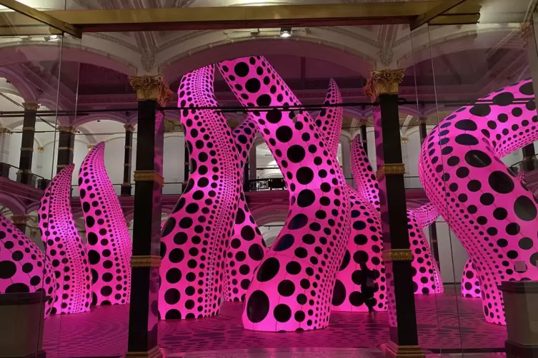 Schrilles pink mit Punkten im D&auml;mmerlicht. 