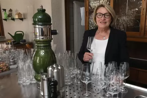 Liz Hahn packt die Gläser ein. Gerne hätte sie sich von ihren Gästen verabschiedet. Aber wie bei so vielem in dieser Zeit, hat a
