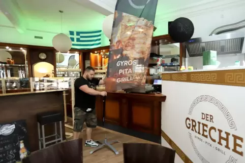 Georgios Sfenterikos hat ein neues Lokal in der Pestalozzistrasse 21, gegenüber Brillen Kuntz. Inhaber ist Evangelos Garofillou.
