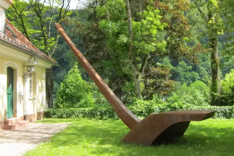 Sechs Meter lang ist die Skulptur „Aufragende“ von Franz Bernhard.