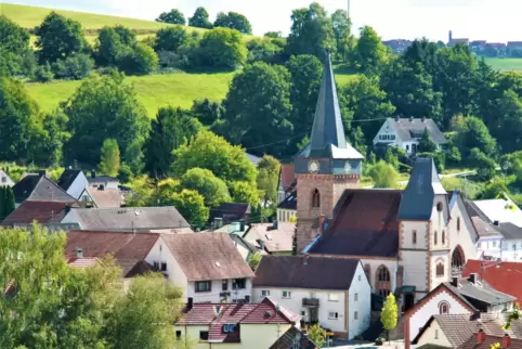 Der historische Dorfkern von Wallhalben rund um das Gotteshaus. Auf dem Höhenrücken ist der Kirchturm von Herschberg zu erkennen