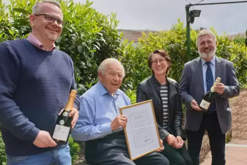 Ehrung mit Impfschutz (von links): Martin Zimmer, Karl-Heinz Wässa, Barbara Jesse, Gerhard Wissmann.