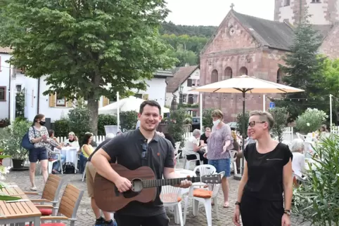 In Seebach 2020 dabei: Musik von Diana und Chris am Kasbüro. 