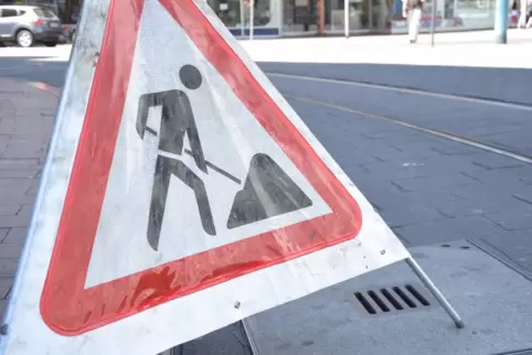 Zwischen Niederkirchen und dem Messersbacherhof werden Schutzplanken erneuert und angebracht.