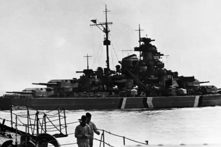 Dieses Bild zeigt die mit Tarnanstrich versehene Bismarck vom begleitenden Schweren Kreuzer Prinz Eugen aus.