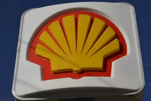Ein Gericht in Den Haag hat den Ölkonzern Shell zu schärferen Klimaschutzzielen verpflichtet als bislang geplant.