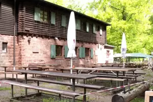 Derzeit noch verwaist: die Außenanlage der Hütte bei Lambertskreuz im Pfälzerwald. Derzeit noch verwaist: die Außenanlage der Hütte bei Lambertskreuz im Pfälzerwald.