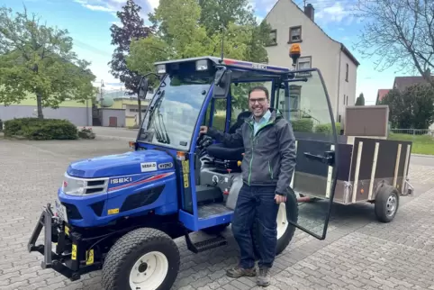 Bürgermeister Klaus Weber stellt den neuen 27.000 Euro teuren Kommunaltraktor vor. 