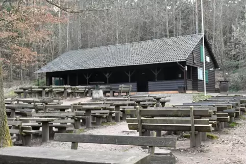 Die Weisenheimer Hütte am Ungeheuersee.