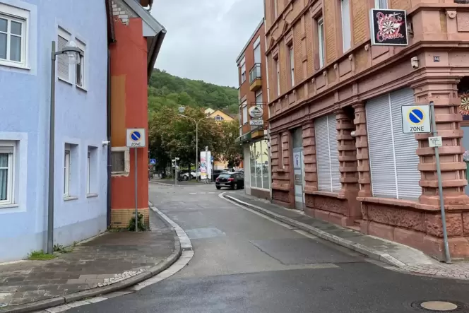 Die Verbindungsstraße vom kleinen zum großen Kohlplatz: Beidseitig sollen die Gehwege breiter werden. Die Verbindungsstraße vom kleinen zum großen Kohlplatz: Beidseitig sollen die Gehwege breiter werden.