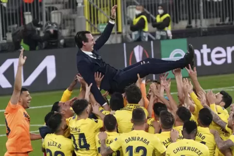 Von seinen Spielern buchstäblich auf Händen getragen: Villarrreals Trainer Unai Emery.