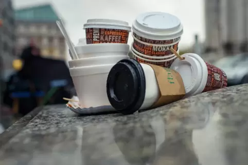 Zwischen 50 und 250 Euro Bußgeld kann die Verwaltung zum Beispiel für einen weggeworfenen Kaffeebecher verhängen.