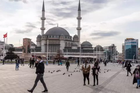 Die Moschee mit ihren zwei Minaretten am Istanbuler Taksim-Platz bietet Platz für 2250 Gläubige.