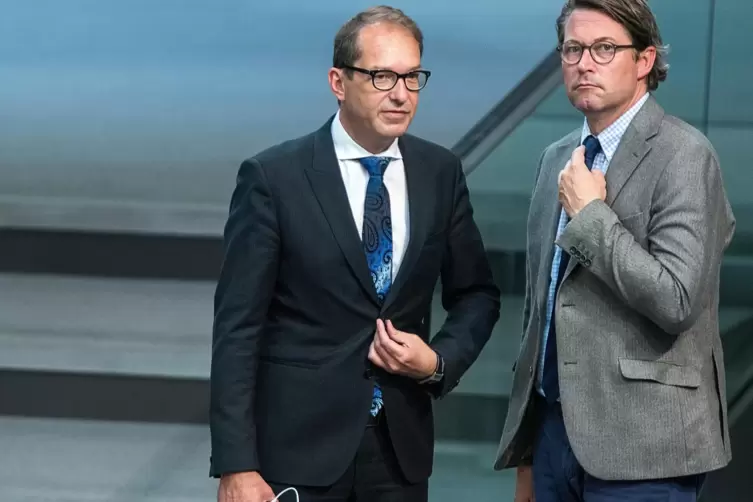 Bundesverkehrsminister Andreas Scheuer (hier mit seinem Vorgänger Alexander Dobrindt) hat beim Thema Klimaschutz eine blamable B