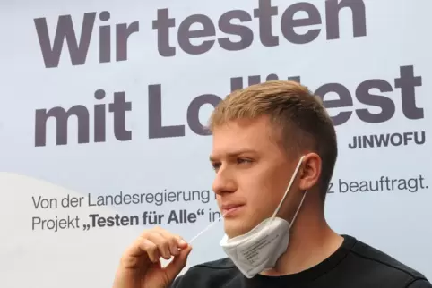 Das Teststäbchen wird mit Speichel durchnässt. 