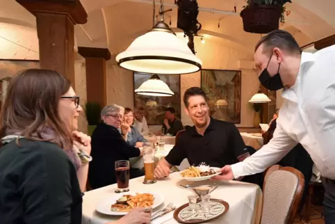Im Gasthaus Zur Post serviert Geschäftsführer Georg Grammatelis am Donnerstag Nina und Patrick Bruch aus Haßloch das Essen. 