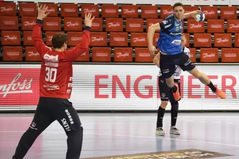 Niclas Kirkelökke von den Rhein-Neckar Löwen tankt sich auf Rechtsaußen durch und trifft gegen Torwart Torbjörn Bergerud von der