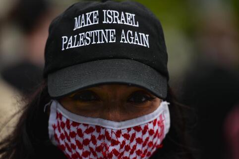 Eine junge Anti-Israel-Demonstrantin zeigt auf ihrer Kappe, was sie wirklich will: den Staat der Juden zerstören und aus Israel 