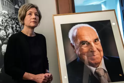 Maike Kohl-Richter, Witwe von Altbundeskanzler Helmut Kohl, steht neben dem Porträt ihres Mannes. 