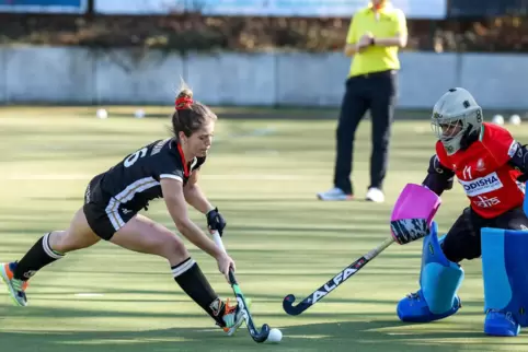 Sonja Zimmermann im Duell mit der indischen Torfrau Savita bei einem Testspiel in Düsseldorf Anfang März. Gegen das Team müssen 