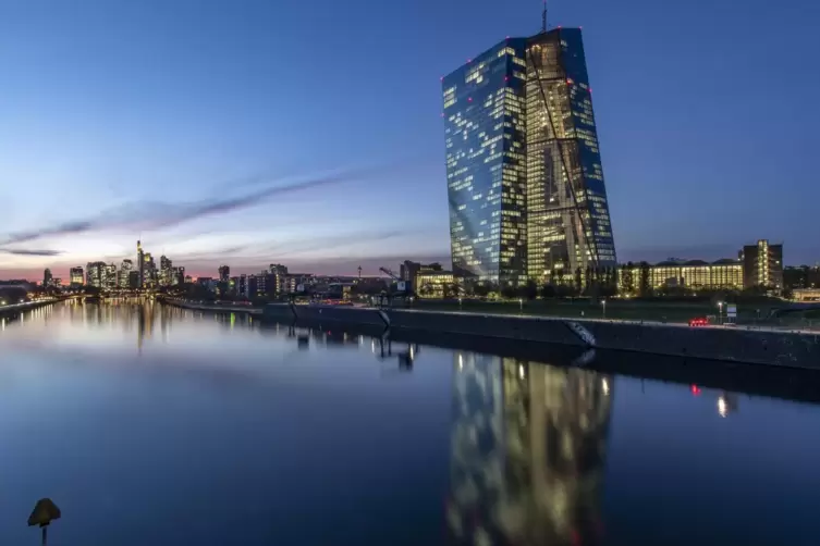  Es brennt noch Licht in den Büros der Europäischen Zentralbank in Frankfurt: Die EZB hat deutlich gemacht, dass sie für eine ge