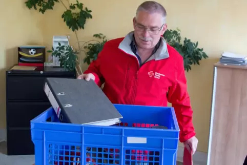 Aufräumen für den Ruhestand: Volker Zimmer in der DRK-Geschäftsstelle. 